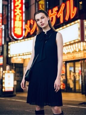 NWT DKNY Sleeveless Tie-neck Pleated Chiffon Shift Dress in Midnight Blue size 4
